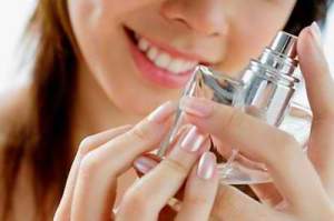 mujer feliz con perfume